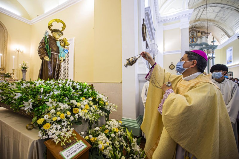 SANTO CASAMENTEIRO “APADRINHA” BAPTISMO E CRISMA