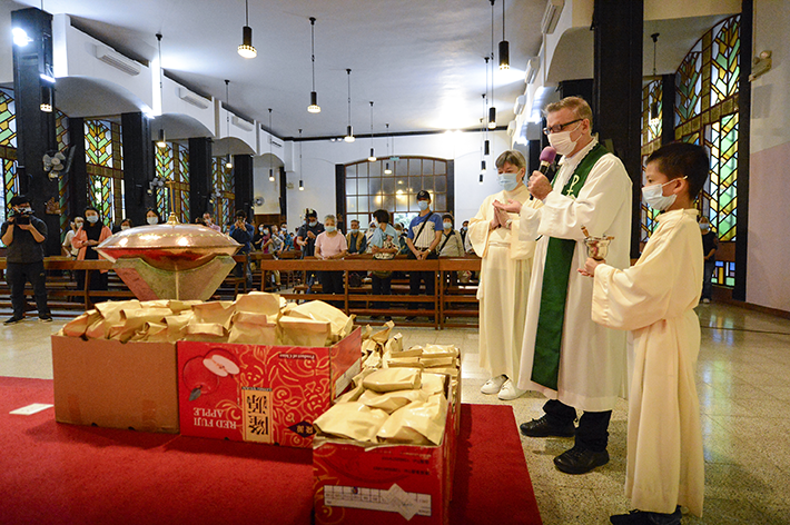 世界窮人日感恩聖祭 「媽媽的午餐」第三次分享食物包予有需要人士