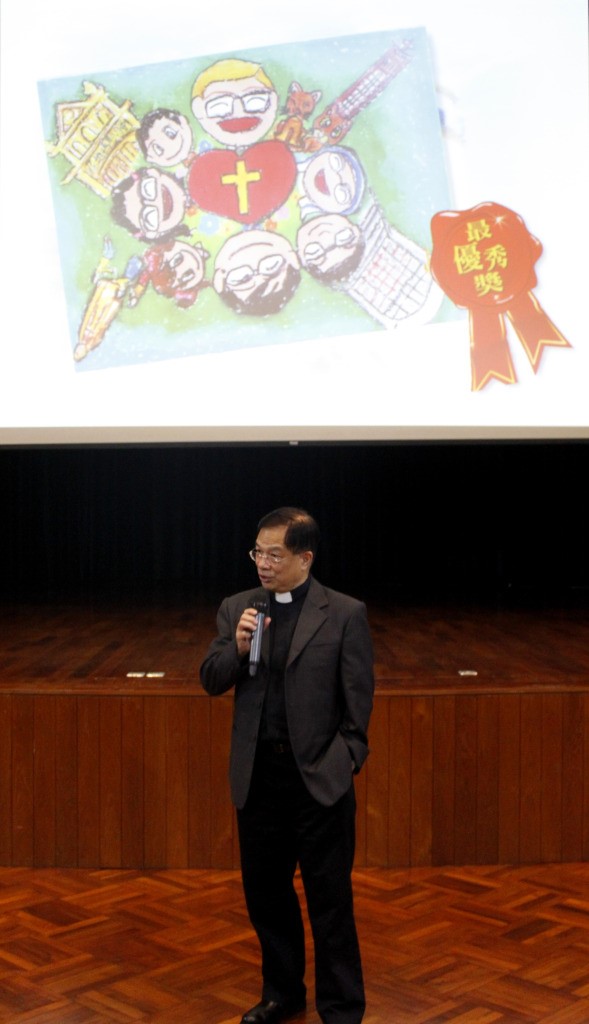 13a- photo2-Winning Drawing and the Vircar explaing why the artwork was chosen