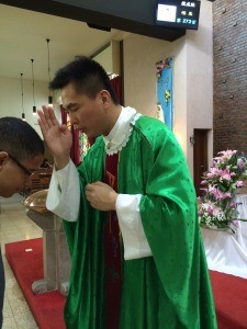 劉偉傑神父8月24日於花地瑪堂區首祭後為教友祝福