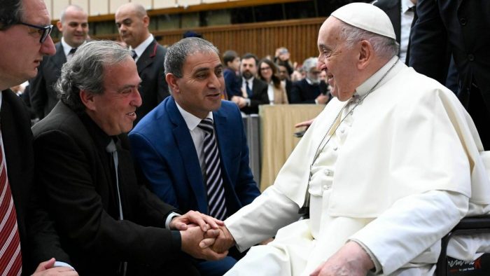 ISRAELITA RAMI E PALESTINO BASSAM FORAM RECEBIDOS PELO PAPA FRANCISCO NA SANTA SÉ