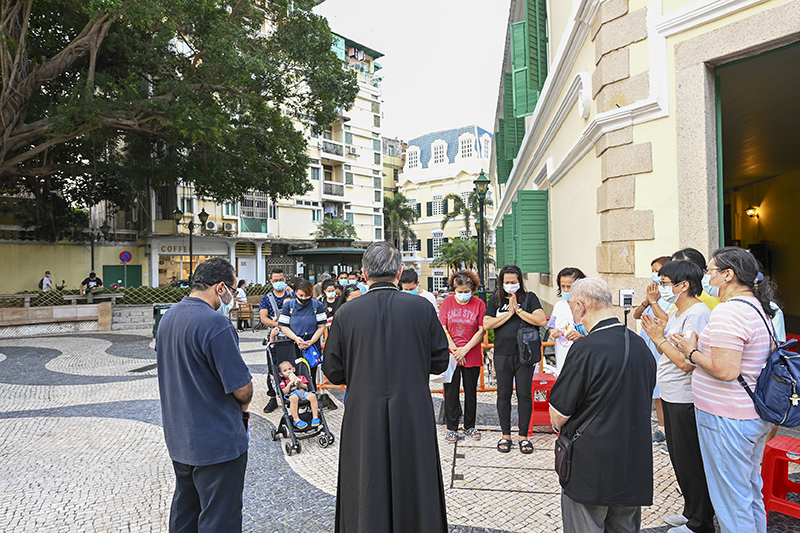 教區聯同「媽媽的午餐」為失業滯留外僱派發免費晚餐