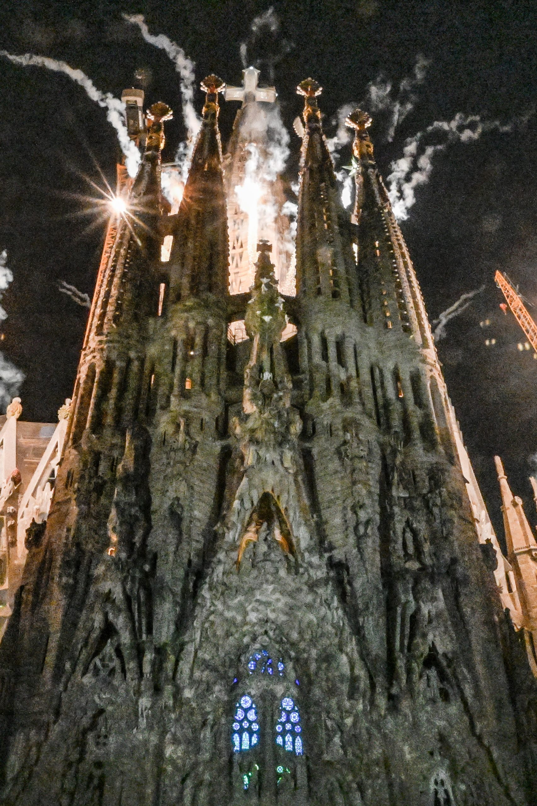 教宗良十四世在巴塞羅那聖家堂行祝福禮:不能一邊信耶穌一邊打仗