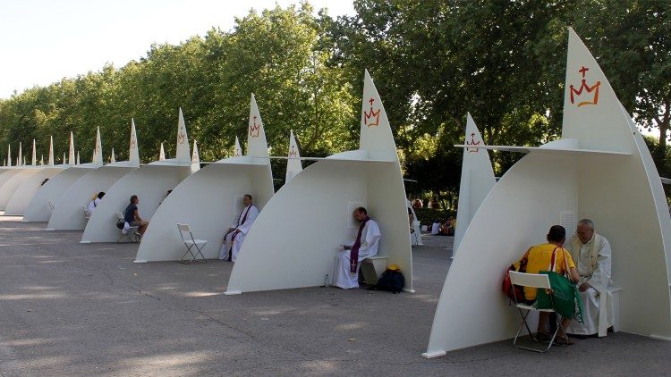 Pope hearing confession
