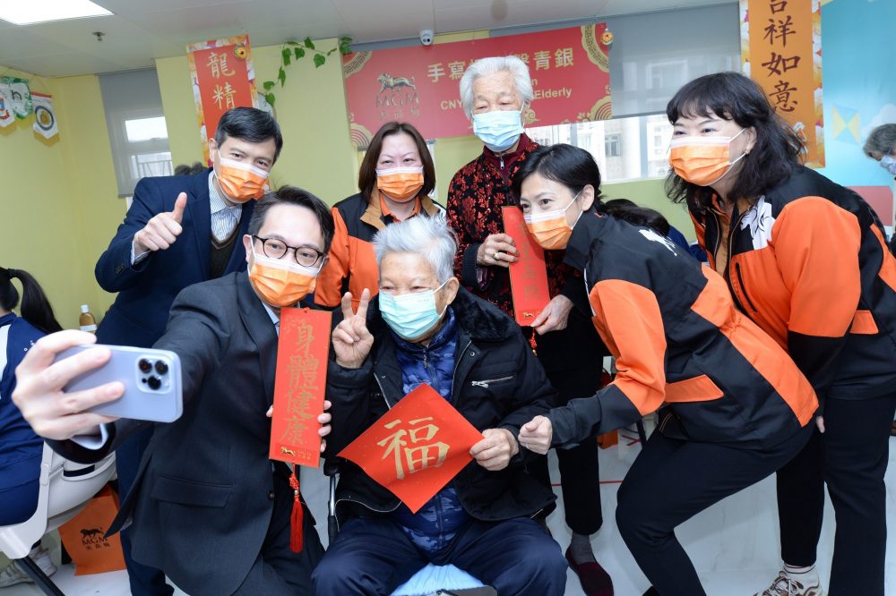 MGM launched the “Heart-written CNY Couplets for Elderly” for the first time, inviting students of Escola Tong Sin Tong to write over 200 pieces of Fai Chun for the elderly, in a bid to foster intergenerational relationships.