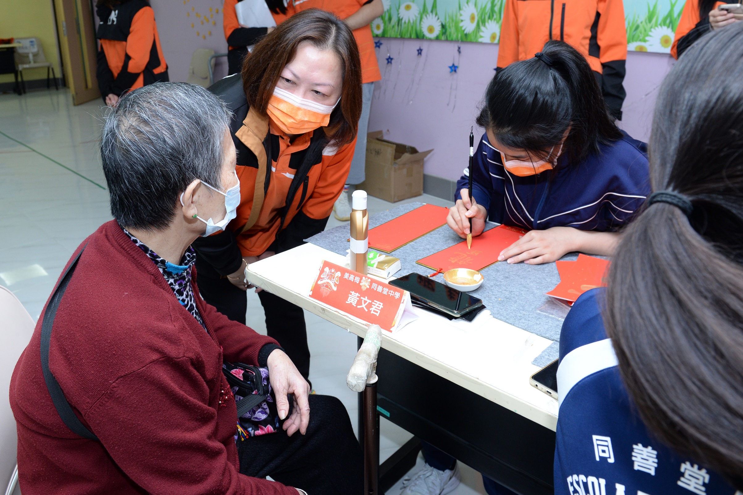 The pupils wrote Fai Chun upon seniors’ requests, creating heart-warming scenes.