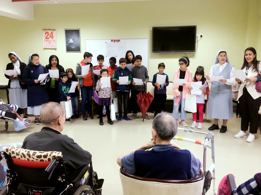 Visita a lar de idosos encheu os corações