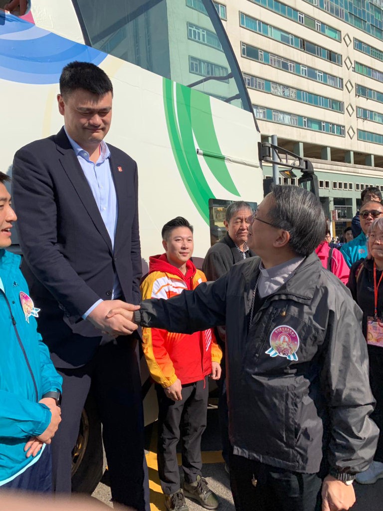 D. Stephen Lee, bispo de Macau, cumprimenta a antiga estrela da NBA