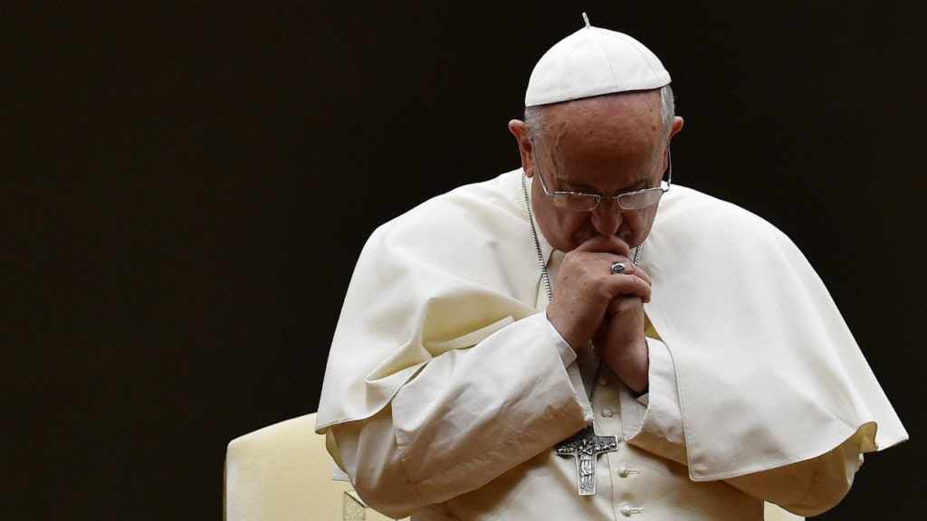 PAPA REZOU PELAS VÍTIMAS DO CORONAVÍRUS