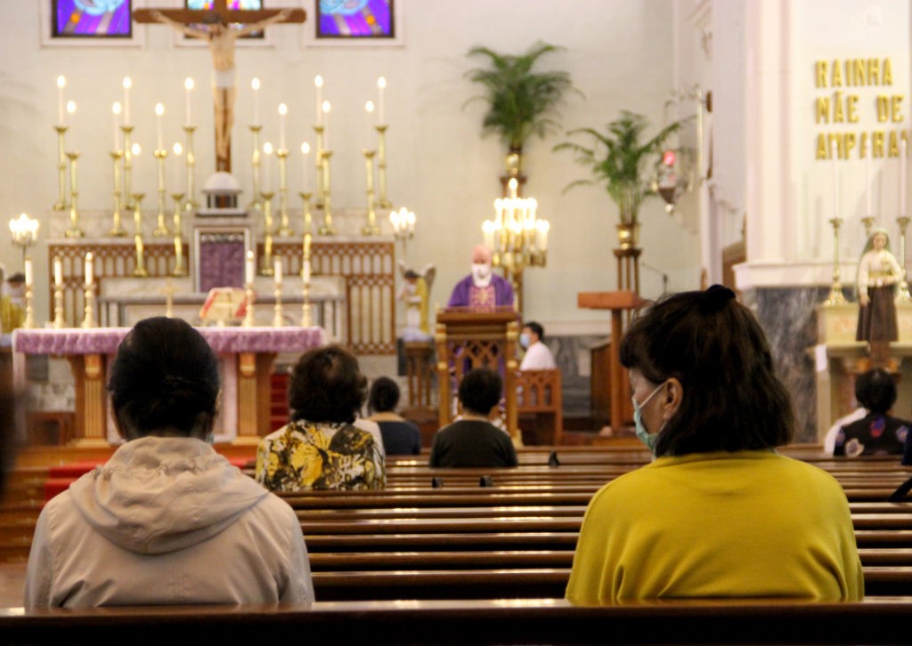 IGREJA DA SÉ CATEDRAL RECEBEU A PRIMEIRA MISSA EM PORTUGUÊS APÓS A REABERTURA DAS IGREJAS