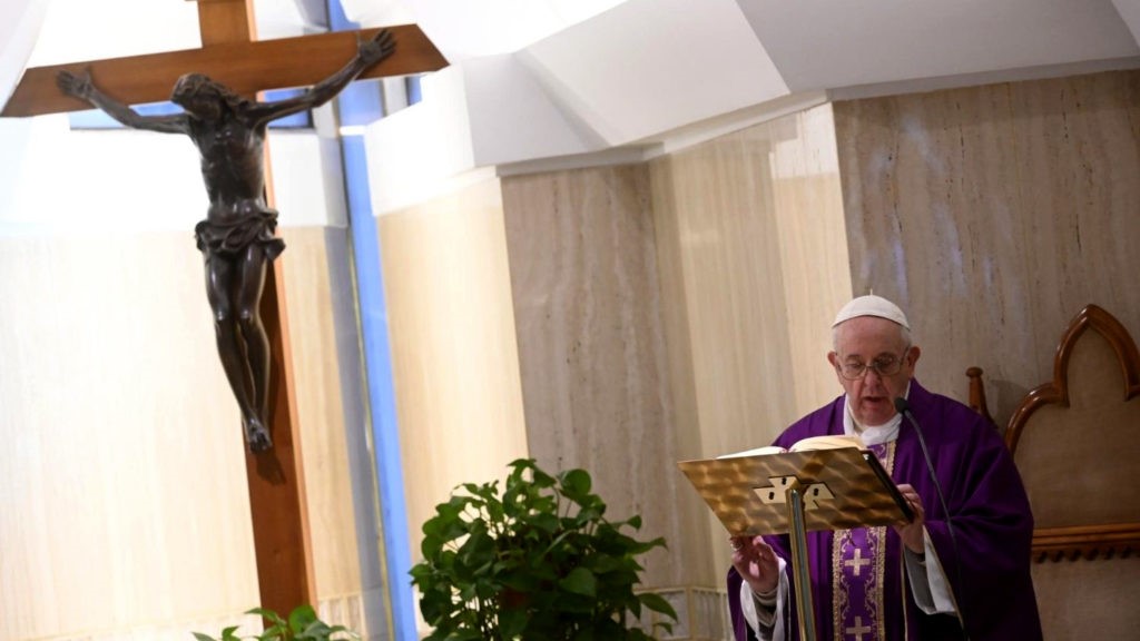 Papa reza pelos idosos que vivem sós e com medo