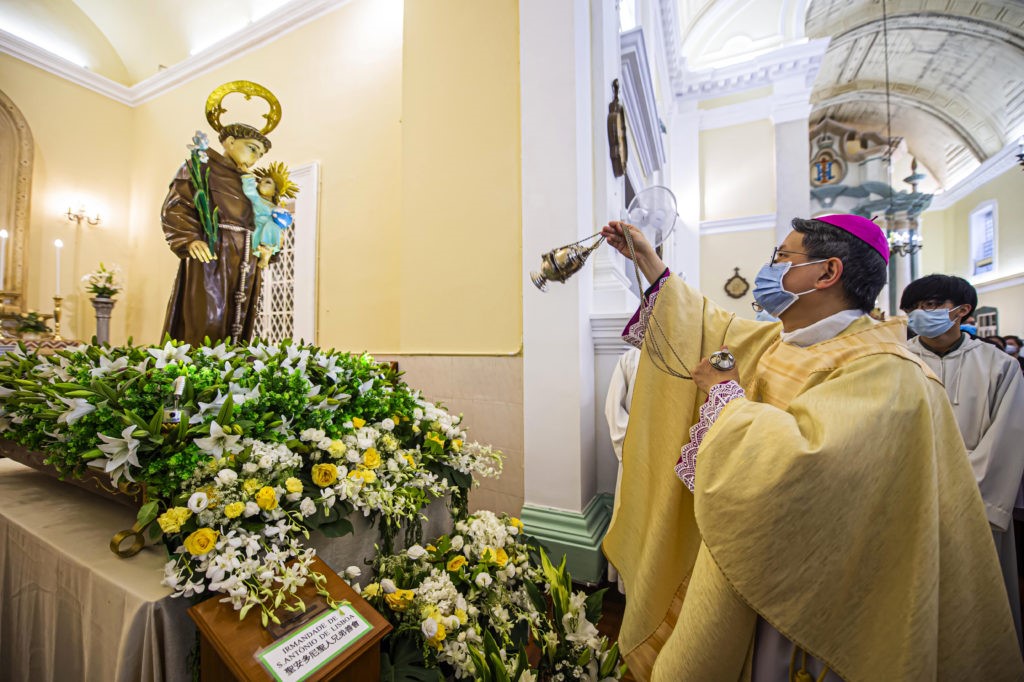 SANTO CASAMENTEIRO “APADRINHA” BAPTISMO E CRISMA