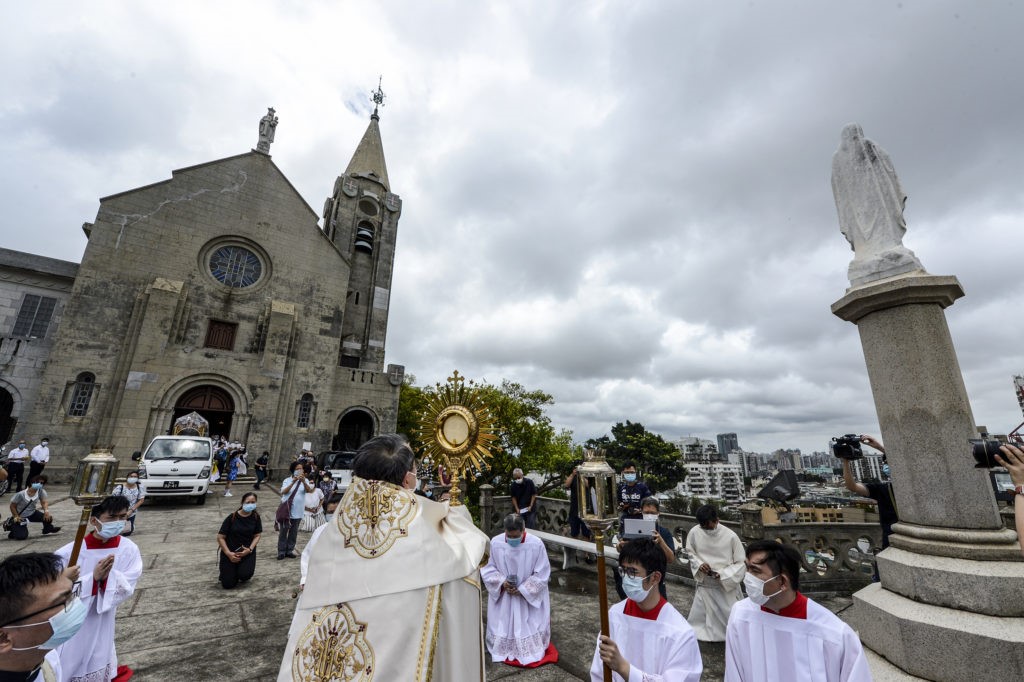 PROCISSÃO DO CORPO DE CRISTO ILUMINOU A PENÍNSULA DE MACAU
