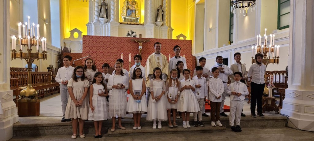 BAPTISMO E PRIMEIRA COMUNHÃO NA SOLENIDADE DE CRISTO REI