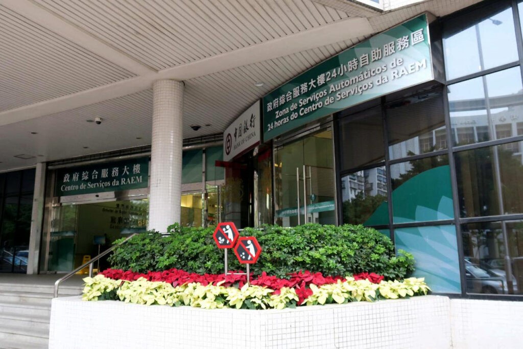 CONHECER AS LEIS DE MACAU Os serviços tornam-se facilmente acessíveis mediante a Conta única de acesso comum Com a entrada em vigor da lei intitulada “Governação electrónica” e da “Regulamentação da governação electrónica” em 27 de Setembro do corrente ano, a “Governação Electrónica” do Governo da Região Administrativa Especial de Macau, doravante designada por RAEM, entrou numa nova fase. A “Governação electrónica” dispõe sobre os actos e formalidades praticados por meios electrónicos pelos serviços públicos, permitindo que sejam ultrapassados os obstáculos regulamentares e técnicos existentes, concretizando a interconexão e intercomunicabilidade de dados entre os serviços públicos, e quebrando deste modo a “ilha isolada de informações”. Na sequência da entrada em vigor da “Governação electrónica”, foi também lançada uma nova versão da aplicação para telemóvel “Acesso comum aos serviços públicos da RAEM”, doravante designada por “Conta única de acesso comum”. Esta conta posiciona-se como uma conta electrónica e um portal de serviços uniformizados prestados pelo Governo da RAEM aos cidadãos e empresas, procedendo-se à integração ordenada das diversas contas e serviços electrónicos actualmente prestados pelos diversos serviços públicos, facilitando aos cidadãos e empresas a obtenção de informações dos serviços prestados pelo Governo da RAEM e o tratamento dos respectivos serviços electrónicos, através de apenas uma única conta e de um único portal de serviços. O novo interface da aplicação para telemóvel “Conta única de acesso comum” é simples e fácil de utilizar, sendo que a sua principal característica é a função “Abertura da Conta” no canto superior esquerdo. Os residentes de Macau com idade superior a 18 anos podem, através de seis passos simples, verificar a identidade através de reconhecimento facial, abrir de imediato a “Conta única de acesso comum” no telemóvel, que é um procedimento fáceis e rápido, reduzindo actualmente a necessidade de abrir uma conta por deslocação pessoal ou por meio de quiosques auto-atendimento, sendo que os seis passos já foram apresentadas nesta coluna na semana passada. Além da abertura de uma “Conta única de acesso comum” online, para facilitar aos cidadãos a pesquisa dos serviços electrónicos prestados pelos diversos serviços, a actual “Conta única de acesso comum” integrou mais de 20 serviços prestados por serviços públicos e reorganizou-os. Os cidadãos podem pesquisar por “Classificação de Serviços” e “Serviços Públicos”, ou utilizar directamente a função de “Pesquisa”, o que é fácil e conveniente A “Conta única de acesso comum” irá aumentar gradualmente os serviços electrónicos prestados pelos vários serviços, para que os cidadãos possam ter a experiência de “Os serviços tornam-se facilmente acessíveis mediante a Conta única de acesso comum”. Aplicação para telemóvel “Conta única de acesso comum”: os novos utilizadores podem descarregar a aplicação na App Store ou Google Play e os actuais utilizadores devem actualizar esta aplicação. Consulta: é favor contactar o Centro de Informações ao Público, telefone n.º: 8866 8866. Obs.: Na elaboração do presente artigo, teve-se como principal referência as disposições da Lei n.º 2/2020 e do Regulamento Administrativo n.º 24/2020. Texto fornecido pela Direcção dos Serviços de Assuntos de Justiça