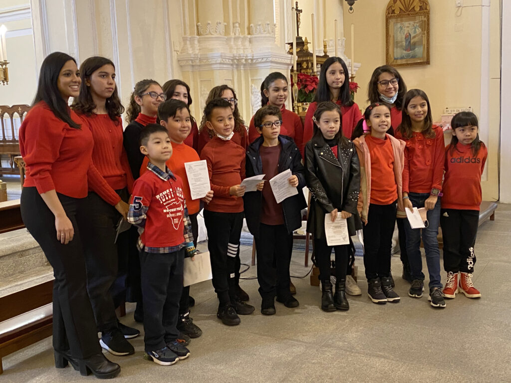 CORO DAS CRIANÇAS DA SÉ ACOMPANHOU MISSA NA ÍNTEGRA PELA PRIMEIRA VEZ