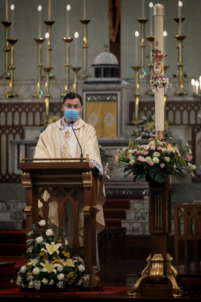 PADRE DANIEL RIBEIRO AGRADECEU AOS FIÉIS DE LÍNGUA PORTUGUESA