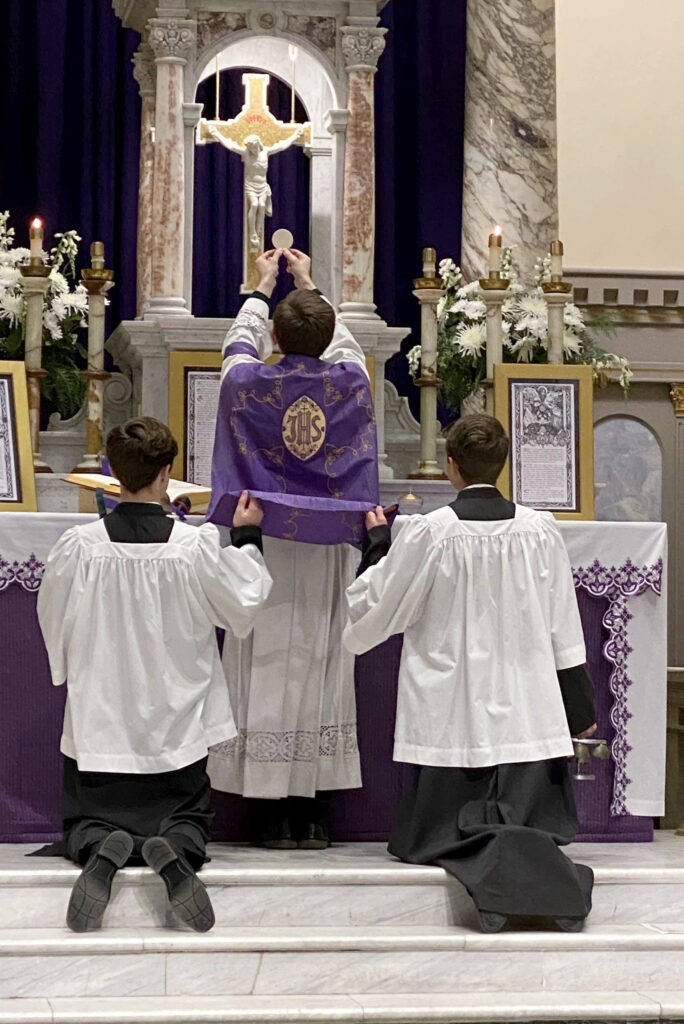ASSENTE NA ROCHA DE PEDRO, A IGREJA – COMPOSTA POR “PEDRAS VIVAS” – É TEMPLO DO ESPÍRITO SANTO
