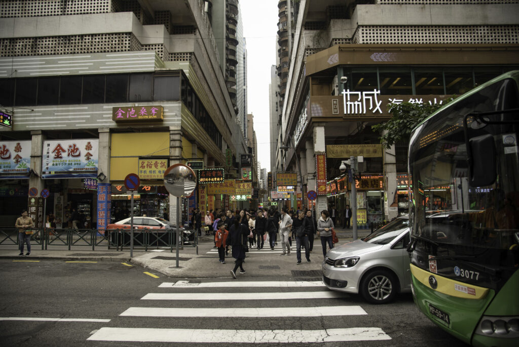 Como se faz o atravessamento da faixa de rodagem
