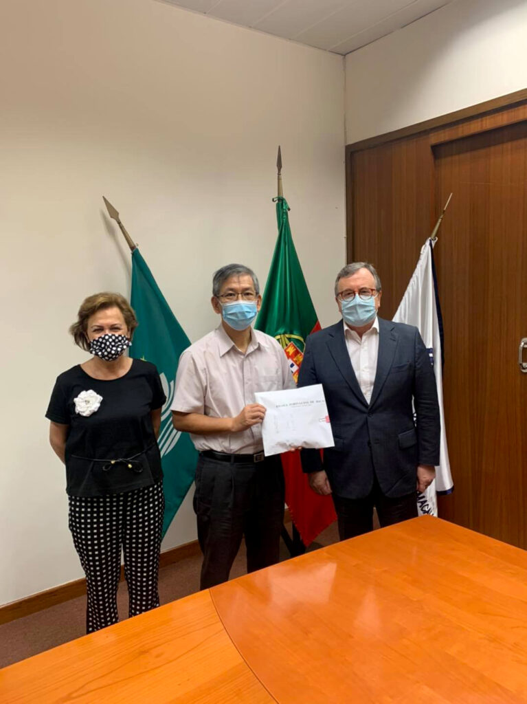 Escola Portuguesa entrega donativo à Caritas