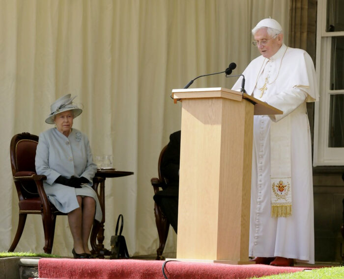 LIVRO DE AUSTEN IVEREIGH RELATA A “RENDIÇÃO” DO REINO UNIDO AO PAPA BENTO XVI