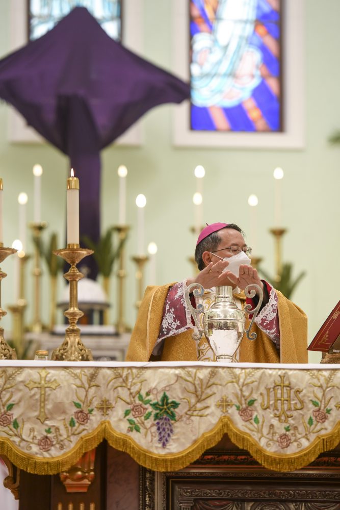 D. STEPHEN LEE PRESIDIU ONTEM À MISSA CRISMAL
