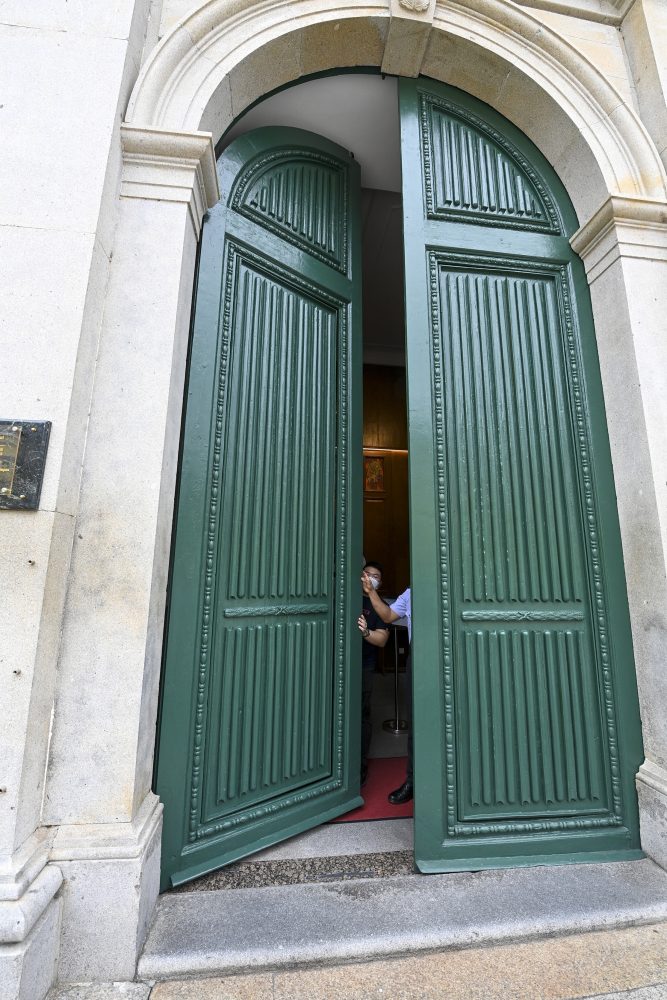 COM AS MISSAS E OS SERVIÇOS RELIGIOSOS SUSPENSOS