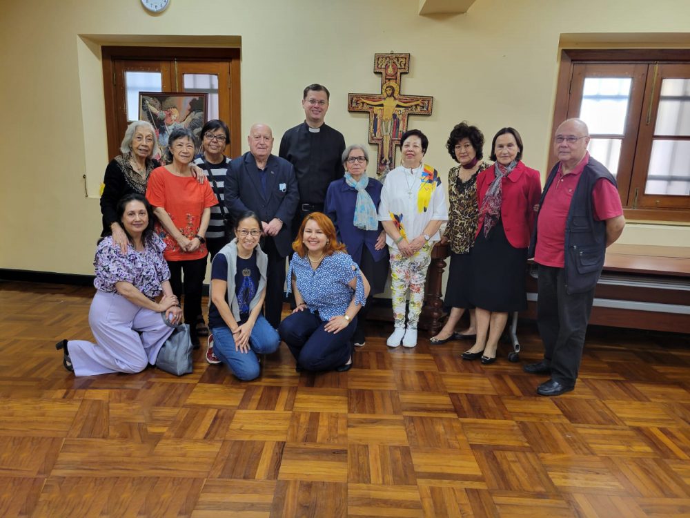 Idosos em primeiro encontro espiritual