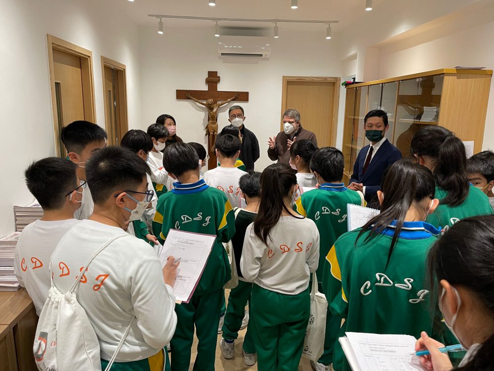 ALUNOS DO COLÉGIO DIOCESANO DE SÃO JOSÉ VISITARAM O CLARIM