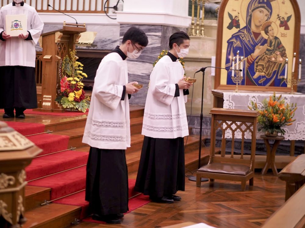SEMINARISTAS BOSCO CHAN E ADRIANO AGOSTINHO FORAM EMPOSSADOS ACÓLITOS POR D. STEPHEN LEE