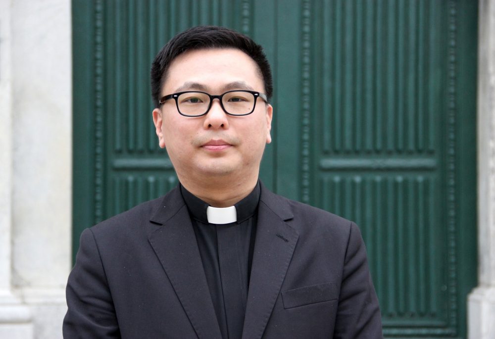 PADRE CYRIL LAW FALA A’O CLARIM SOBRE A PARTICIPAÇÃO DA DIOCESE DE MACAU NA FASE CONTINENTAL DO SÍNODO SOBRE A SINODALIDADE EM BANGUECOQUE, NA TAILÂNDIA