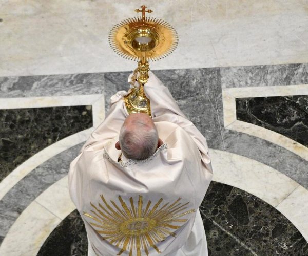 SOLENIDADE DO SANTÍSSIMO CORPO E SANGUE DE CRISTO É CELEBRADA A 11 DE JUNHO