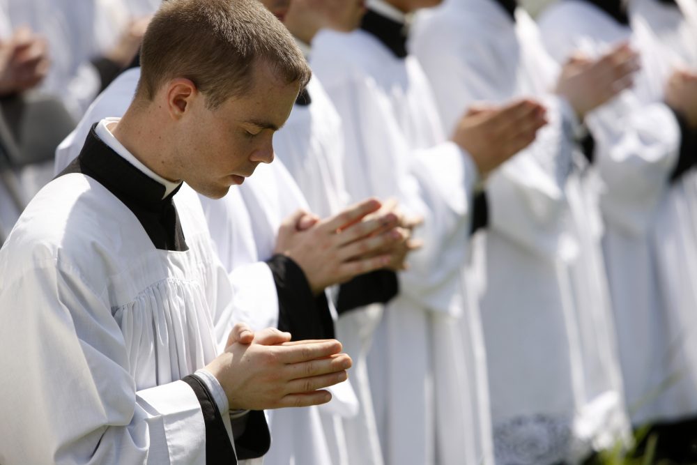 11º DOMINGO COMUM – Ano A – 18 de Junho Vocação: onde a nossa alegria profunda e a fome profunda do mundo se encontram «Ao ver as multidões, Jesus sentiu grande compaixão pelas pessoas, pois que estavam aflitas e desamparadas como ovelhas que não têm pastor. Então, falou aos seus discípulos: “De facto a colheita é abundante, mas os trabalhadores são poucos”» (Mt., 9, 36-38). A nossa diocese está a embrenhar-se no Ano Diocesano das Vocações, sendo que a próxima Jornada Mundial da Juventude em Lisboa, a decorrer no início de Agosto, será uma oportunidade para os jovens de todo o mundo reflectirem seriamente sobre o seu propósito de vida. O Evangelho deste Domingo (Mateus 9,36-10,8) oferece bons pontos de reflexão, não só para os jovens em busca da sua vocação, mas também para nós, adultos, verificarmos se ainda estamos a responder ao chamamento de Deus. Toda a vocação é o resultado da convergência de três factores. O primeiro é o sonho de Deus para nós, como indivíduos e como família humana. Deus deseja que cada pessoa viva a sua vida ao máximo e use significativamente os dons e recursos únicos que Ele nos deu. Desistimos facilmente dos nossos sonhos e esperanças, mas Deus não. Apesar das nossas muitas adversidades, Ele trabalha incansavelmente para que todos tenham vida, e a tenham em abundância (cf. Jo., 10, 10). O segundo factor também é importante: os desejos mais profundos dos nossos corações. O chamamento de Deus não pode ser uma imposição externa que vai contra o nosso verdadeiro eu, os nossos anseios mais profundos ou a nossa liberdade. Ao contrário, ao nos chamar para um determinado modo de vida, Deus traça para nós o melhor caminho possível para a auto-realização, que inclui desafios e provações necessárias para o nosso crescimento. Deus chama-nos atraindo-nos, e não obrigando-nos. O terceiro factor é provavelmente o mais negligenciado, mas é essencial: as necessidades do mundo e da Igreja. Vocação e missão andam de mãos dadas. Deus chama-nos não apenas para satisfazer o nosso desejo individual de realização, mas especificamente para atender às necessidades prementes da Humanidade. Frederick Buechner diz que “o lugar para o qual Deus nos chama é onde a nossa alegria profunda e a fome profunda do mundo se encontram”. Quão verdadeiro. A pandemia ensinou-nos que estamos todos interligados e que não podemos planear a nossa vida de forma isolada, desconectados da realidade do mundo inteiro. A vocação de Deus surge nas circunstâncias concretas da nossa realidade e exige o nosso envolvimento pessoal e total. A letra de uma música moderna diz: “Acordei esta manhã / Vi um mundo cheio de problemas / Pensei como chegámos tão fundo / Como isso vai mudar / Então voltei os meus olhos para o céu / Pensei: ‘Deus, por que não fazes alguma coisa?’ / Bem, eu simplesmente não conseguia suportar a ideia de pessoas a viver na pobreza / Crianças vendidas como escravas / O pensamento enojava-me / Então, lancei o meu punho para o céu / Disse: ‘Deus, por que não fazes alguma coisa?’ / Deus disse: ‘Eu fiz, eu criei-o a si’” (Mathew West, “Faça alguma coisa”). Quando assistimos ao noticiário e ouvimos falar sobre os problemas da Igreja, ao invés de nos sentirmos deprimidos, impotentes ou simplesmente críticos, devemos, tal como Jesus, sentir compaixão e chamados à acção de modo positivo e construtivo: “A colheita é grande!”. A vida de muitos santos ensina-nos que, por mais complexa que seja a realidade do mundo, quando chamados por Deus trabalhamos activamente pelo bem dos outros, e ao mesmo tempo encontramos sentido e direcção para nós mesmos. Portanto, na lista dos Doze Apóstolos chamados por Jesus, que será lida no Evangelho deste Domingo, o leitor também pode acrescentar o seu nome. Apóstolo em Grego significa “enviado”. Cremos que a Igreja é apostólica não só porque se fundamenta nos Apóstolos, mas porque cada baptizado é “enviado” para levar a boa nova do Evangelho a um mundo sedento de cura, de consolação, de misericórdia e do perdão de Deus. Precisamos muito de rezar para poder responder com generosidade ao seu chamamento. “Jesus caminha no meio de nós, como fazia na Galileia”, escreveu o Papa Francisco aos jovens. “Jesus caminha no meio de nós, como fazia na Galileia. Passa pelas nossas estradas, detém-Se e fixa-nos nos olhos, sem pressa. A sua chamada é atraente, fascinante. Mas, hoje, a ansiedade e a velocidade de tantos estímulos que nos bombardeiam fazem com que não haja lugar para aquele silêncio interior onde se percebe o olhar de Jesus e se ouve a sua chamada. Entretanto receberás muitas propostas bem confeccionadas, que parecem belas e intensas, mas com o passar do tempo, deixar-te-ão simplesmente vazio, cansado e sozinho. Não deixes que isto te aconteça, porque o turbilhão deste mundo arrasta-te numa corrida sem sentido, sem orientação, nem objectivos claros, e deste modo se malograrão muitos dos teus esforços. Procura, antes, aqueles espaços de calma e silêncio que te permitam reflectir, rezar, ver melhor o mundo ao teu redor e então sim, juntamente com Jesus, poderás reconhecer qual é a tua vocação nesta terra” (Christus Vivit, 277). Pe. Paolo Consonni, MCCJ