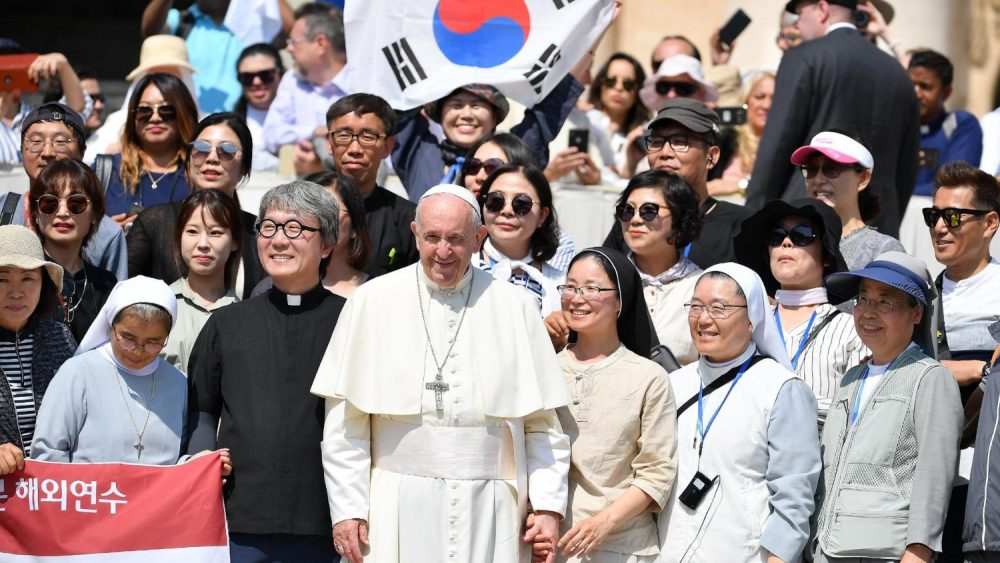 TRINTA DIAS DE ORAÇÃO PELA RECONCILIAÇÃO DAS COREIAS O papel mediador da Igreja Católica D. Peter Chung Soon-taick, arcebispo de Seul e administrador apostólico de Pyongyang, numa homilia celebrada na catedral da capital sul-coreana, no passado dia 25 de Junho, por ocasião do 73.º aniversário do início da Guerra da Coreia (1950-1953), lançou o seguinte apelo: «Urge o caminho do perdão!», exortando de seguida os fiéis a rezarem juntos para que «a Coreia do Sul e a Coreia do Norte percorram com coragem o caminho da reconciliação e do perdão, mesmo que seja um processo longo e difícil». Esse tempo de oração e reflexão agora proposto prolongar-se-á até 27 de Julho, data do 70.º aniversário do armistício que pôs fim ao sangrento confronto armado na Península Coreana. O Monsenhor Chung lembrou as palavras de São João Paulo II: “Dar e receber o perdão é condição para um caminho firme e duradouro de paz” (Mensagem para o 30.º Dia Mundial da Paz, em 1997, intitulada “Ofereça o perdão, receba a paz”), certamente inspiradas na passagem do Evangelho de Mateus (Mt., 18, 21-35) em que Jesus nos convida a «perdoar setenta vezes sete». Empenhada na reconciliação e na unidade do povo coreano, a Igreja Católica tem vindo a celebrar esta missa, intitulada “Eucaristia pela Unidade”, desde 1965 e sempre a 25 de Junho. Hoje mais do que nunca necessária cerimónia, pois as circunstâncias políticas internacionais em torno da questão coreana têm vindo a piorar gradualmente. D. Peter Chung aproveitou para criticar a «cultura do ódio» e aqueles que excluem pessoas com entendimentos diferentes do pensar maioritário. «Chegou a hora de ambas as partes superarem setenta anos de conflito e buscarem uma coexistência autêntica», disse, em declarações à agência noticiosa FIDES. Apelou ainda a todos que se lembrassem dos «nossos irmãos e irmãs do Norte» que sofrem com a escassez de alimentos e remédios, pedindo-lhes que não «se cansassem de rezar pela verdadeira paz na Península Coreana». A missa deste ano, que congregou novecentos fiéis e inúmeros sacerdotes e religiosas, foi organizada pelo dito “Comité de Reconciliação Nacional” da arquidiocese de Seul, criado em 1995 e responsável pelo “Peace Sharing Research Institute”, um organismo que efectua pesquisas e projectos educacionais que veiculam a visão da Igreja Católica sobre a questão norte-coreana. Entre as iniciativas promovidas pelo Comité contam-se: o movimento de oração pela paz na Península Coreana (que envolve todos os crentes numa breve invocação diária à oração); ajuda humanitária à Coreia do Norte; apoio aos refugiados norte-coreanos fugidos para o Sul; e a promoção de encontros, seminários, eventos culturais e manifestações públicas, tendo em vista “a difusão de uma cultura de paz e reconciliação nas relações bilaterais e internacionais”. Lembremos a figura de Kathi Zellweger. Desde meados da década de 1990, na sequência da grande carestia ocorrida na Coreia do Norte, esta cidadã suíça começou a interessar-se por este país. Na altura directora de programas de cooperação internacional da Cáritas de Hong Kong, Kathi Zellweger tratou logo de canalizar ajuda humanitária para a população local, tendo-se tornado a Cáritas da então colónia britânica o elo agregador da “comunidade católica global para a Coreia do Norte”. Nesse contexto, Zellweger realizaria, até 2006, mais de cinquenta missões humanitárias além da “cortina de bambu”, conseguindo assim o título de “estrangeiro que mais vezes visitou Pyongyang”. Desde 1995, a Cáritas, uma das primeiras organizações internacionais a implementar projectos além do Paralelo 38, tem vindo a identificar áreas específicas onde intervir e ao longo de uma década forneceu mais de 27 milhões de dólares em ajuda, procurando sempre servir de “ponte entre as Coreias do Norte e do Sul” através da promoção de encontros entre representantes da Cáritas desses países. Kathi Zellweger sempre pugnou para que não se politizasse a acção humanitária, sublinhando que «a Cáritas apenas se preocupa com o destino da população» e jamais a ajuda humanitária deverá ser utilizada como «arma de negociação». Os beneficiários da ajuda são os grupos mais vulneráveis, em particular crianças, mulheres e idosos, aos quais é garantida alimentação básica e cuidados de saúde. Esta história de cooperação e “diálogo de vida” sofreu uma transformação quando, em 2006, a Cáritas Seul assumiu a responsabilidade total dos projectos de cooperação na Coreia do Norte. Assim, a partir de 2007, a gestão da ajuda humanitária seria confiada a Augustine Koo, um leigo católico coreano que veio substituir Zellweger numa altura em que houve sinais de abertura a uma “actividade religiosa controlada”. Na ausência de padres católicos na Coreia do Norte, na única igreja cristã existente em Pyongyang, a missa passou a ser celebrada, periodicamente, por um padre sul coreano, autorizado a residir em Pyongyang. A Igreja Católica na Coreia do Norte mantém uma comunidade de várias centenas de fiéis que praticam o culto sob a supervisão da Associação Católica Coreana (KCA), instituída pelo Estado, em vez da hierarquia católica romana. Joaquim Magalhães de Castro LEGENDA: Papa Francisco com peregrinos sul-coreanos, no Vaticano, em 2019.