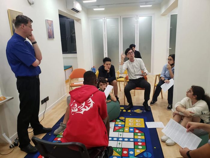 HOJE: ENCONTRO DE JOVENS NO CENTRO DIOCESANO E INÍCIO DA NOVENA A SANTA TERESINHA