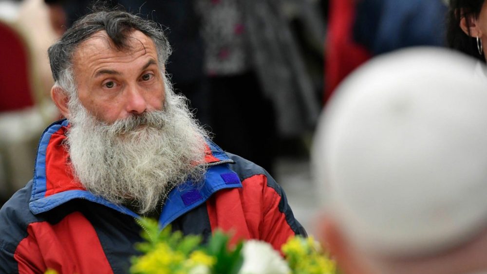 Papa almoçou com mais de mil pobres