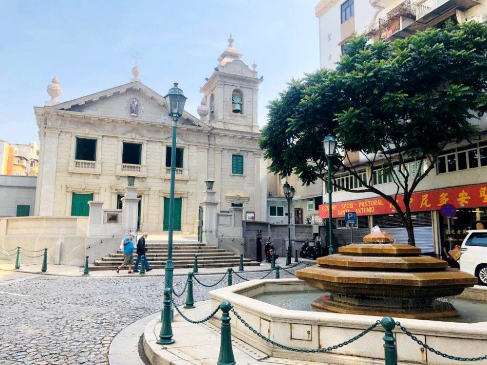 De Santo António à Taipa, na língua de Camões