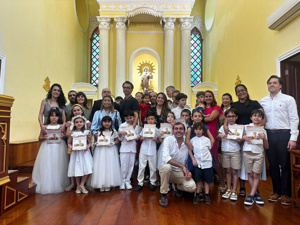 PARÓQUIA DO CARMO: NOVE CRIANÇAS RECEBERAM O SACRAMENTO DA EUCARISTIA