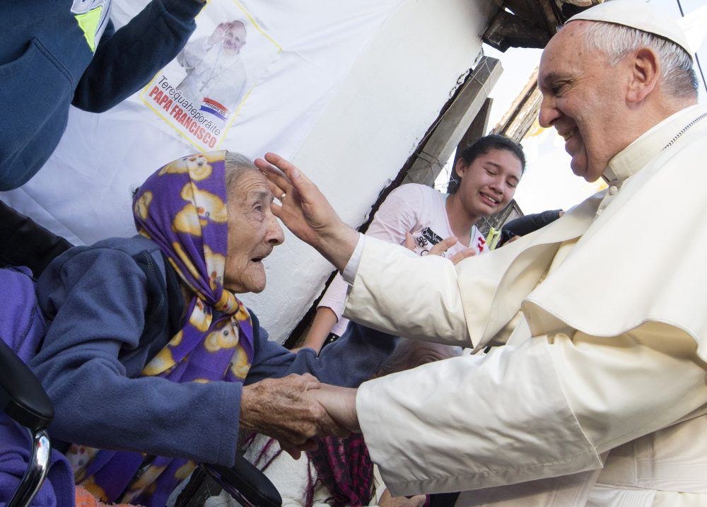 IV DIA MUNDIAL DOS AVÓS E DOS IDOSOS É CELEBRADO ESTE DOMINGO. E HÁ INDULGÊNCIA PLENÁRIA! “Na velhice não me abandones” A Igreja Católica celebra, este Domingo, o IV Dia Mundial dos Avós e dos Idosos, uma efeméride instituída pelo Papa Francisco. O mote deste ano, “Na velhice não me abandones”, é inspirado no Salmo 71, 9: «Não me rejeites no tempo da velhice; não me desampares, quando se for acabando a minha força» – vigoroso clamor perante o desconcerto do mundo, a imediatez e materialidade, que trata o Ser Humano como peças de máquinas. Quando não têm uso ou capacidades de serem usadas, quando estão desactualizadas ou passaram o prazo de validade, são atiradas para a sucata ou para uma prateleira. O homem integral existe desde a sua concepção até ao cumprimento da transitoriedade da vida terrena. É humano todos os dias da sua vida, na saúde e na doença, na validez, na invalidez, no peso da vida e no “Outono” do seu tempo no mundo. Acima de tudo, é o apelo para que hoje não nos esqueçamos dos que nos geraram, cuidaram, educaram, dos que sofreram por nós e para nós, de todos os que no nosso tempo de vida tudo fizeram para que essa mesma vida existisse e tenha sentido. E um dia, que aqueles a quem nós fazemos o mesmo, não se esqueçam de nós e não nos abandonem. É o eterno ciclo da vida, da metáfora cultural chinesa que expressa a realidade: cuidemos dos nossos pais, que cuidaram de nós, que nos ensinaram, para que haja exemplo para os nossos filhos, que um dia possam também cuidar de nós. Ensinemos a combater a solidão, o desamparo, a tristeza e a dor, semeemos no presente o que no futuro deverá continuar a ser semeado, para o futuro acontecer sempre. Mesmo quando formos mais passado do que futuro, que possamos ter sempre presente e não nos atirem para a sarjeta. Não faças aos outros aquilo que não gostavas que te fizessem. A solidão é, infelizmente, a amarga companheira na vida de muitos idosos, que muitas vezes são vítimas da cultura do descartar, do emprateleirar, como recorda o Santo Padre na sua Mensagem, de 25 de Abril de 2024, para o IV Dia Mundial dos Avós e dos Idosos. Inspirado na súplica de um ancião que narra a sua história de ligação e amor a Deus, narrado no referido Salmo 71, o Papa Francisco exorta os fiéis, neste ano de preparação para o Jubileu dedicado à Oração, a valorizar o papel dos mais velhos, dos avós e idosos em geral, quais baluartes na contínua construção da Igreja, obreiros do grande empreendimento de Deus que é o Homem e toda a Criação. Pedras do edifício da fé que é a Igreja. Deus, diz Francisco, não descarta pedra alguma, antes aprecia mesmo as mais “velhas”, qual base segura sobre a qual se podem apoiar as pedras “novas”, para todas juntas construírem o edifício espiritual (ver 1Pedro 2, 5). Todas são afinal pedras vivas, pedras angulares, tenham a idade que tiverem. Se Deus olhasse só para as aparências, para a futilidade e efemeridade do aparente, tudo seria volátil e fugaz, fogo fátuo. Teria valor enquanto está usável ou bonito, depois seria descartável. Afinal, como até a Bíblia o refere, não é uma bênção poder envelhecer? Quantos não são coartados dessa bênção, por motivos de saúde, guerras, fomes, violência, em todas as idades da vida, quantos não puderam chegar a velhos? Perdoem o uso da expressão, em vez de idosos, mas é respeitosa e afinal foi sempre assim que nos referimos aos que chegam à bendita velhice. E veja-se, a Igreja é até uma das instituições que mais valoriza a experiência que a idade acrisola; poderíamos começar pelo Sumo Pontífice, poderíamos descer na hierarquia e veríamos sempre a marca da experiência, de quem não despreza nem descarta os mais velhos, fonte de sabedoria e de contribuição, em trabalho, conhecimento e aviso, para os dois milénios do ministério de Pedro. Igreja é também significado de comunidade, grupo, pluralidade, por isso «não é bom que o homem esteja só» (Gn., 2, 18). Nenhum homem ou mulher pode ou deve estar só, tenha a idade que tiver. Todas as comunidades se devem comprometer com os seus, em construir laços entre gerações, logo em combater a solidão, o abandono ou descartar de quem quer que seja. É uma forma de promover a alteridade e de combater o egoísmo e a perda do sentido comunitário, no fundo, é uma forma de amor ao próximo. Deus nunca abandona os Seus, revela o texto do Papa, nem mesmo na morte, “nem sequer quando a idade vai avançando e as forças já declinam, quando os cabelos ficam brancos e a função social diminui, quando a vida se torna menos produtiva e corre o risco de parecer inútil”. Para recordarmos o sofrimento extremo de Jesus, quando gritou na cruz: «Pai, Pai, porque me abandonaste?» (Mt., 27, 46). Dá que pensar o desespero de alguém abandonado, quando as forças e a saúde já não permitem correr atrás do grupo ou de inverter a solidão e se fica, por quaisquer motivos, para trás e abandonado... Mesmo nos lares, nos depósitos de velhos, reina a solidão e o abandono, afinal, quantos recebem visitas de alguém que não os faça sentir sós? Os jovens migram, abandonam, fogem, descartam, a vida material confunde muitos deles a deixar tudo para trás. O “tudo” aqui é doloroso, implica até os seus “idosos”, descartados ou atirados para os depósitos da velhice... Hoje eles, amanhã os que os descartaram... E assim se perde o sentido e até o gosto da fraternidade, como apontou Francisco na sua Encíclica Fraterni tutti. Porque, afinal, dá-se valor a tudo, ao material, a tudo, menos às pessoas... e muito menos aos que nos fizeram ser e deram sentido como pessoas... Do ponto de vista sacramental, por ocasião do IV Dia Mundial dos Avós e dos Idosos, a Penitenciaria Apostólica concede “indulgência plenária nas costumeiras condições (confissão sacramental, comunhão eucarística e oração nas intenções do Sumo Pontífice) aos avós, aos idosos e a todos os fiéis que, motivados por um autêntico espírito de penitência e caridade, participarem no dia 28 de Julho de 2024”, em todo o mundo. Vítor Teixeira Universidade Fernando Pessoa