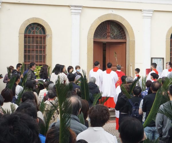 IGREJA DO CARMO: DOMINGO DE RAMOS JUNTOU COMUNIDADE DE LÍNGUA PORTUGUESA