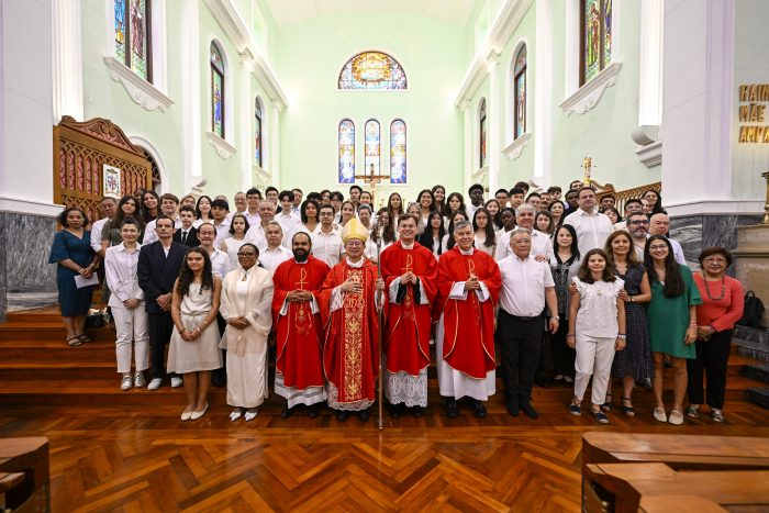 CRISMA: D. STEPHEN LEE IMPÔS O SACRAMENTO DA CONFIRMAÇÃO A 35 FIÉIS NO DOMINGO DE PENTECOSTES
