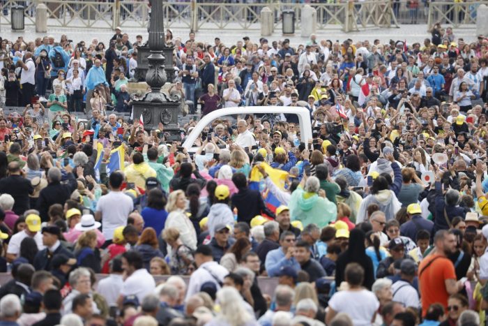«Deus não permanece distante» do sofrimento humano