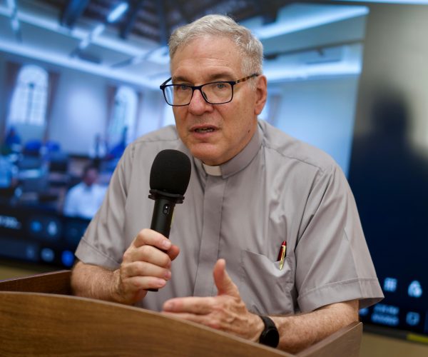 Padre Mark Lewis, SJ.