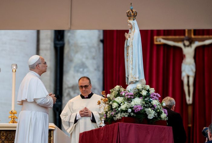Papa rezou aos pés de Fátima