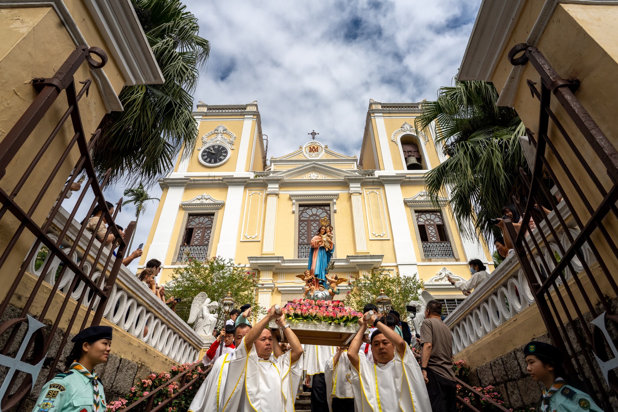 MISSA FOI ACOMPANHADA PELO CORO GREGORIANO DE PARIS