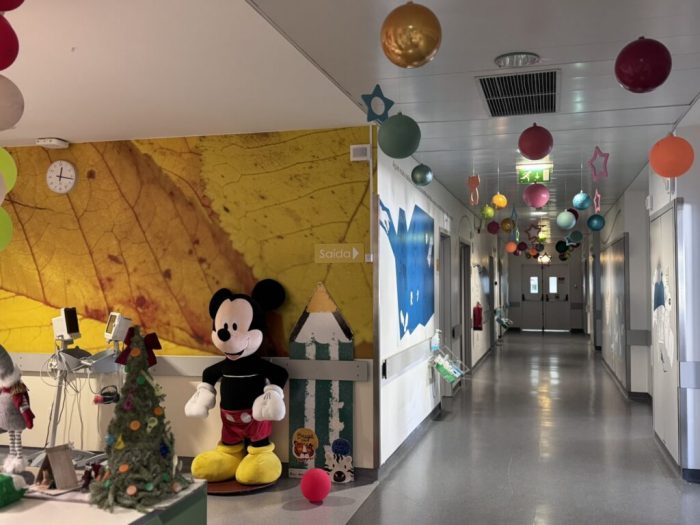 Jovens levam alegria natalícia a crianças hospitalizadas